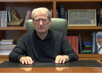 “Zhurma në Britani e drejtë”, Berisha: Kriminelët shkojnë drejt Londrës përmes aeroportit shqiptar, s’ka kontrolle