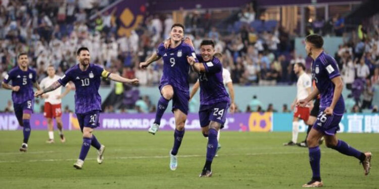 Argjentina mposht Poloninë në ndeshjen e fundit të grupeve dhe kalon në raundin tjetër