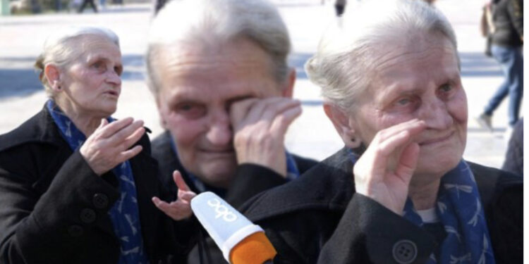 “Hanë bukë njëherë në ditë”- E moshuara mes lotësh: Nuk më japin pensionin, jam në borxhe deri në fyt duke u endur nëpër gjyqe