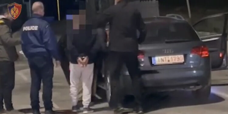 VIDEO/ Momenti i dorëzimit të “përdhunuesit serial” Spartak Dyrmishi te policia greke