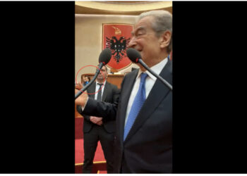 VIDEO/ Zuckenbergu i jep “fjalën” në Kuvend Berishës, Spiropali e ironizon me dy gishta