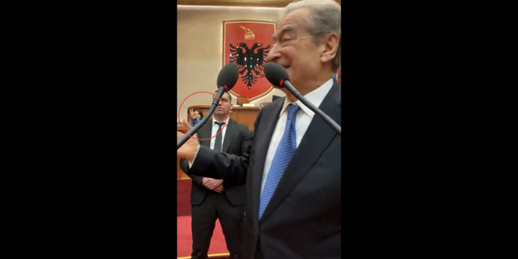 VIDEO/ Zuckenbergu i jep “fjalën” në Kuvend Berishës, Spiropali e ironizon me dy gishta