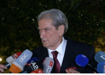 Sali Berisha paralajmëron grupin Alibeaj: Ai që prek flamurin e PD, i ka bërë hesapet shumë shumë keq