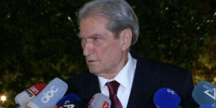 Sali Berisha paralajmëron grupin Alibeaj: Ai që prek flamurin e PD, i ka bërë hesapet shumë shumë keq