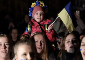 Ukrainasit festojnë marrjen e qytetit kyç të Khersonit, trupat ruse u tërhoqën papritur