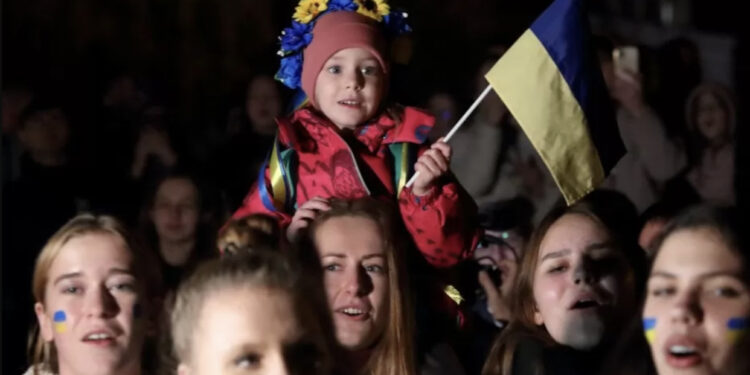 Ukrainasit festojnë marrjen e qytetit kyç të Khersonit, trupat ruse u tërhoqën papritur