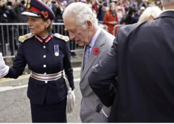 VIDEO- E pëson mbreti Charles III, e gjuajnë me vezë në rrugë