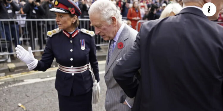 VIDEO- E pëson mbreti Charles III, e gjuajnë me vezë në rrugë
