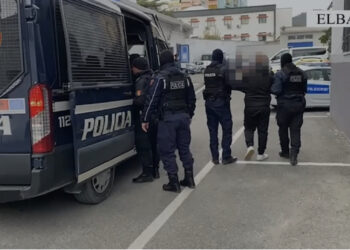 EMRAT/ Mbushën tokat me kanabis, arrestohen babë e bir në Elbasan, e pëson edhe Kryeplaku