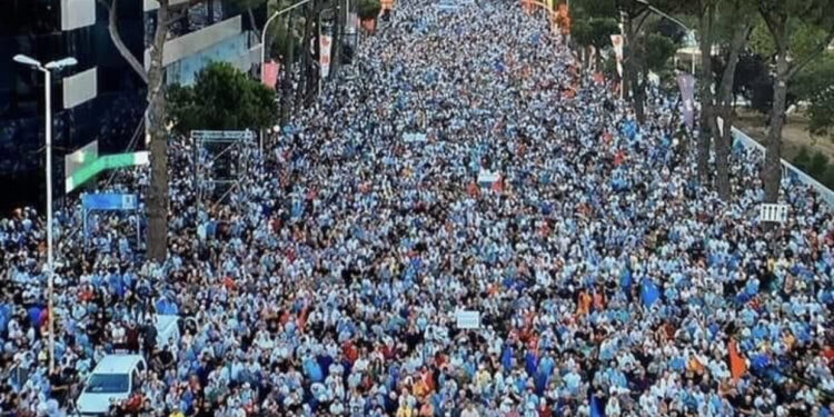 Protesta e Berishës, ambasada thirrje qytetarëve: Shmangeni si ngjarje