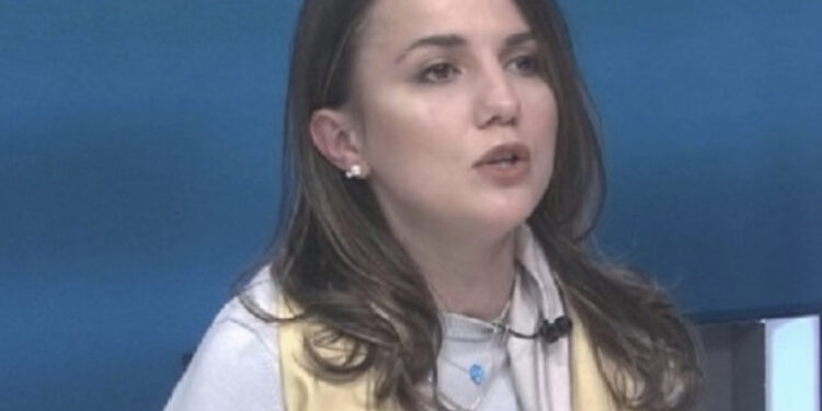 Rudina Hajdari thotë se “po shërben si kanal komunikimi” mes Ambasadës Amerikane dhe PD-së së Sali Berishës