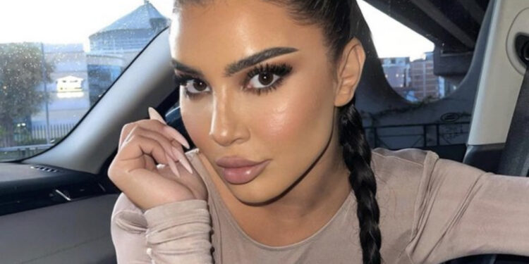 FOTO/ Megi Pojani skena të nxehta me gjarpër në dorë, zbulon pjesët intime gjatë kërcimit sensual