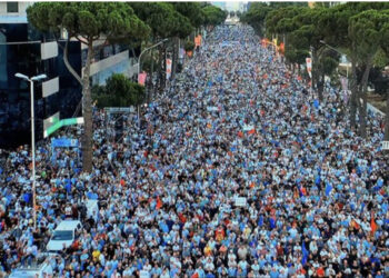 Tubimi i thirrur nga opozita, nisen drejt Tiranës protestuesit e parë nga Shkodra, Kukësi e Fieri
