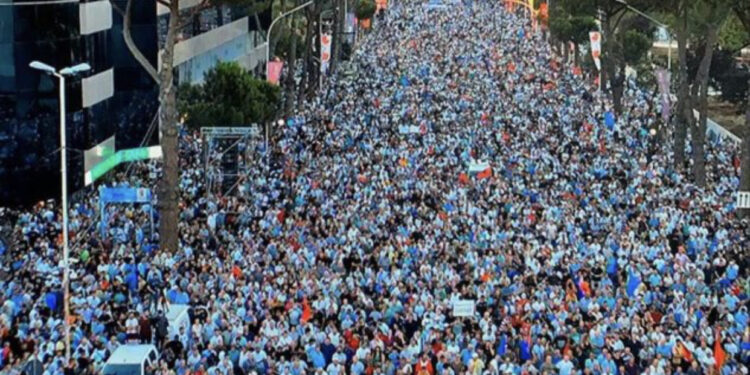 Tubimi i thirrur nga opozita, nisen drejt Tiranës protestuesit e parë nga Shkodra, Kukësi e Fieri
