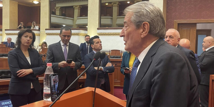 LIVE-Bllokohet Kuvendi! Berisha nuk lëshon foltoren: Bota të marrë vesh