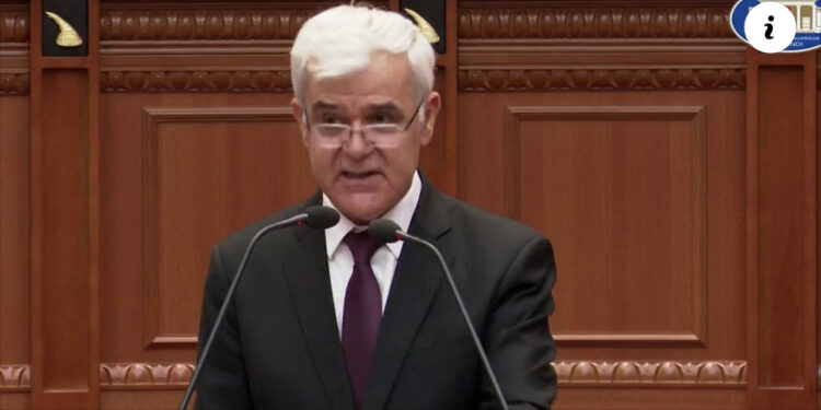 VIDEO/ Xhafaj “dush të ftohtë” drejtësisë, “shigjeton” edhe PS-në: Mos bëni qoka