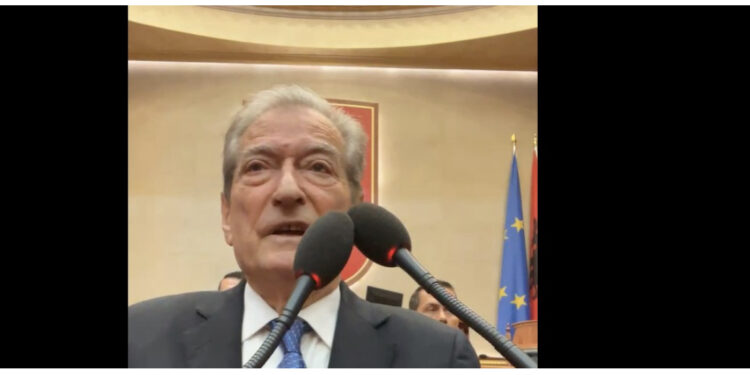 Felaj i hoqi fjalën pasi bllokoi foltoren, Berisha futet LIVE nga Facebook-u