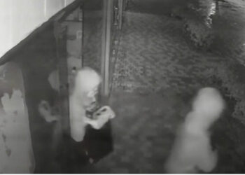 Dera hapet me tek goditje! Momenti kur hajdutët e maskuar grabisin dyqanin