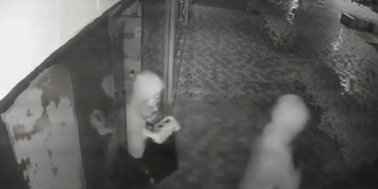 Dera hapet me tek goditje! Momenti kur hajdutët e maskuar grabisin dyqanin