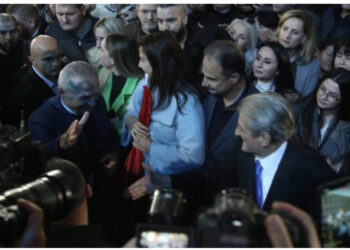 Protesta “gëlon” nga thirrjet “Rama IK”! Meta-Berisha sytë nga Kryeministria