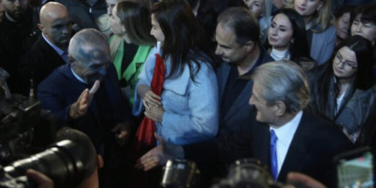 Protesta “gëlon” nga thirrjet “Rama IK”! Meta-Berisha sytë nga Kryeministria