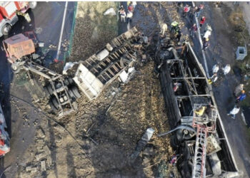 Aksident i frikshëm në Turqi, autobusi përplaset me 2 kamionët e aksidentuar, të paktën 7 të vdekur