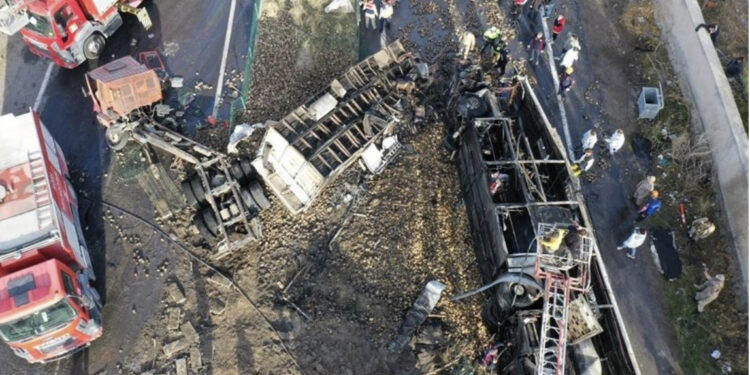 Aksident i frikshëm në Turqi, autobusi përplaset me 2 kamionët e aksidentuar, të paktën 7 të vdekur