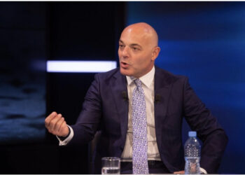 “Kjo nënë kishte një djalë që ra dëshmor në ‘99”, Fevziu prek më fjalët: Ato dy vajza kanë goditur secilin nga ne