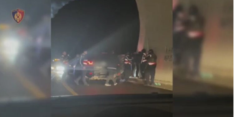 Armë, para dhe 430 kg kokainë/ Dalin pamjet e operacionit në Fier, si u zbulua banesa e zyrtarit të PS, policia ‘blindoi’ fshatin në pak minuta