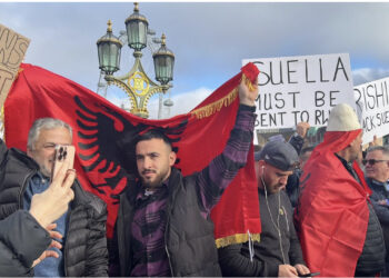 “NUK jemi kriminelë”, shqiptarët pushtojnë rrugët e Londrës, pankarta dhe muzikë shqiptare kundër ministres që i ofendoi