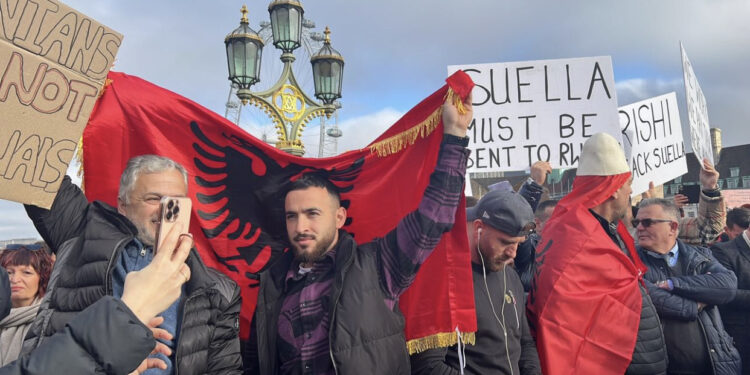 “NUK jemi kriminelë”, shqiptarët pushtojnë rrugët e Londrës, pankarta dhe muzikë shqiptare kundër ministres që i ofendoi