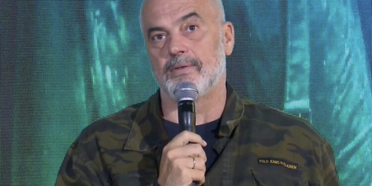 Rama me të rinjtë në Korçë: Shokët e mi artistë nuk dalin fare, punojnë nga shtëpia dhe shesin “online”