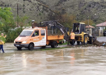 Reshjet e dendura, bllokohet rruga që lidh Blinishin me autostradën Lezhë-Shkodër