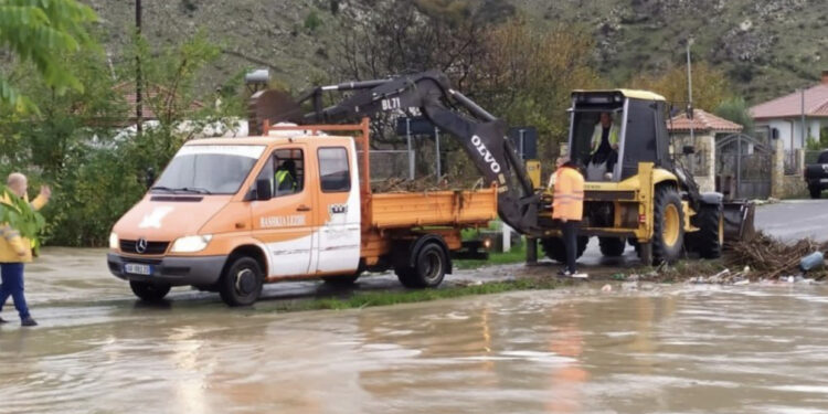 Reshjet e dendura, bllokohet rruga që lidh Blinishin me autostradën Lezhë-Shkodër