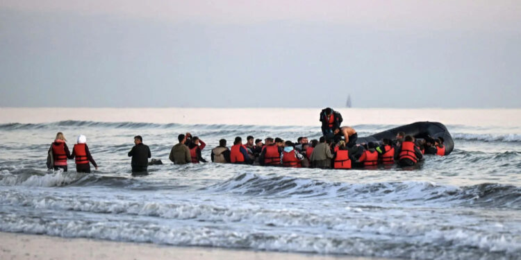 Britania rregulla të reja për emigrantët: Po punohet për marrëveshje me Shqipërinë