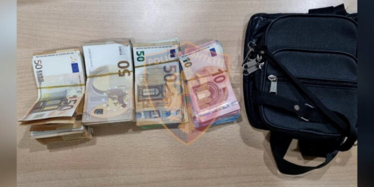 Sekuestrohen 17 mijë € të padeklaruara në kufi, kapet 56-vjeçari turk në Kapshticë
