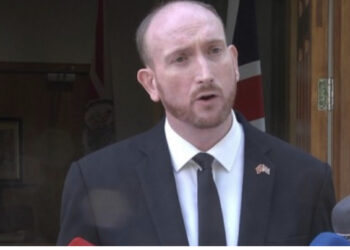 “Shqiptarët janë kriminelë”, ambasadori i Britanisë i zhgënjyer nga mediat angleze: Shqipëria vend i bukur dhe mikpritës, i ftoj ta vizitojnë