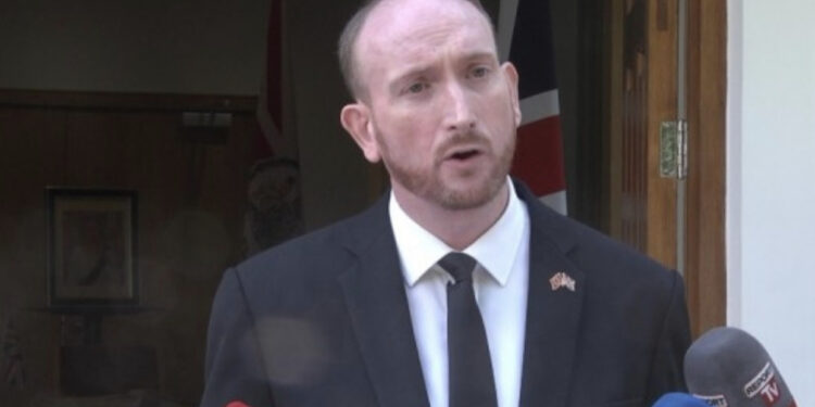 “Shqiptarët janë kriminelë”, ambasadori i Britanisë i zhgënjyer nga mediat angleze: Shqipëria vend i bukur dhe mikpritës, i ftoj ta vizitojnë