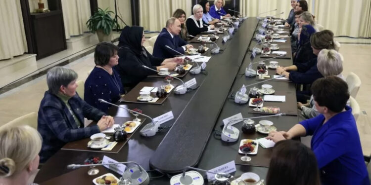 Putin pret nënat e ushtarëve të vrarë në luftë: Ndaj dhimbjen me ju!