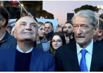 LIVE-Meta takohet me Berishën! Ndizet protesta poshtë zyrës së Ramës