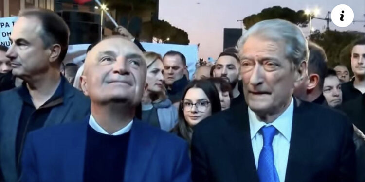 LIVE-Meta takohet me Berishën! Ndizet protesta poshtë zyrës së Ramës