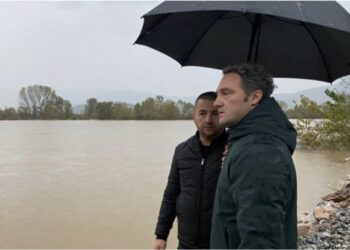 1 mijë hektarë tokë bujqësore nën ujë, Spahia del në terren dhe paralajmëron: Priten orë të vështira