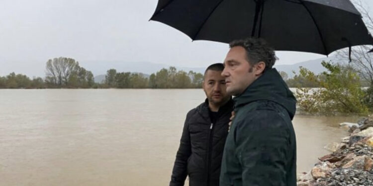 1 mijë hektarë tokë bujqësore nën ujë, Spahia del në terren dhe paralajmëron: Priten orë të vështira