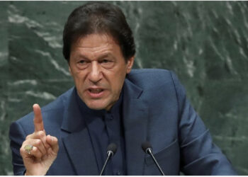 “Po mashtron qytetarët”, pse dhe nga kush u qëllua ish-kryeministri i Pakistanit