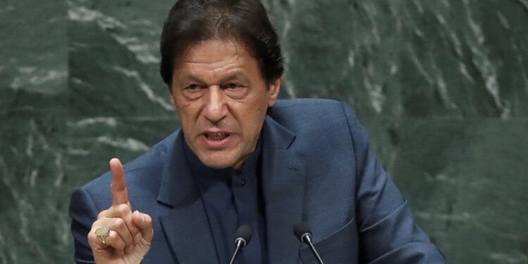 “Po mashtron qytetarët”, pse dhe nga kush u qëllua ish-kryeministri i Pakistanit