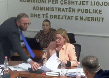 “Shpërthimi” i Gazment Bardhit te “Ligjet”, përjashtohet 5 ditë nga Kuvendi, deputeti i hodhi mikrofonin Klotilda Bushkës