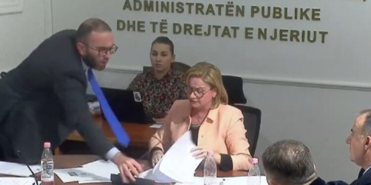 “Shpërthimi” i Gazment Bardhit te “Ligjet”, përjashtohet 5 ditë nga Kuvendi, deputeti i hodhi mikrofonin Klotilda Bushkës