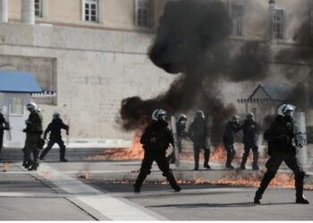 FOTO/ Protestë për shkak të krizës ekonomike në Greqi, qytetarët sulmojnë policët me molotov jashtë Kuvendit, “paralizohet” transporti publik