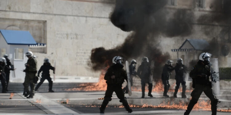 FOTO/ Protestë për shkak të krizës ekonomike në Greqi, qytetarët sulmojnë policët me molotov jashtë Kuvendit, “paralizohet” transporti publik