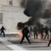 FOTO/ Protestë për shkak të krizës ekonomike në Greqi, qytetarët sulmojnë policët me molotov jashtë Kuvendit, “paralizohet” transporti publik